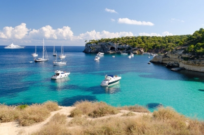 Boote vor Cala Portals Vells Mallorca (El Gaucho / stock.adobe.com)  lizenziertes Stockfoto 
Información sobre la licencia en 'Verificación de las fuentes de la imagen'